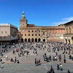 Apartment Urbanicooh Paracelso - Piazza Maggiore View