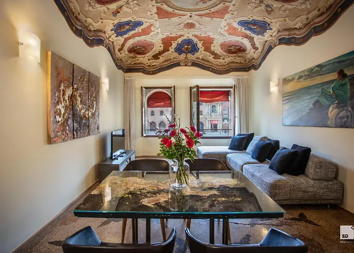 Urbanicooh Paracelso - Piazza Maggiore View *